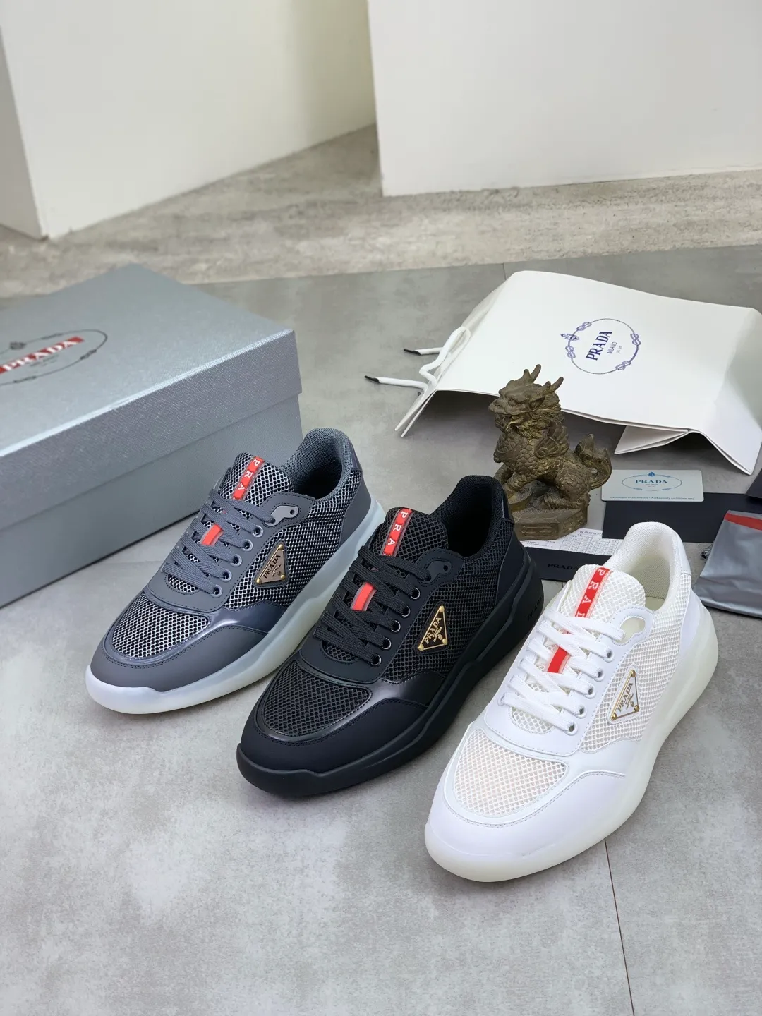 Men's shoes 💰P600💰 [New style] popular models are on the official website, 🆘 Trendy brand (Prada) mainly promotes popular models, avant-garde and versatile fashion men's shoes private version mold opening, cowhide surface splicing 1:1.. Fashionable and simple, original imported cowhide lining cowhide feet; the atmosphere and personality are more fashionable, eye-catching and pursuing class. It will subvert old ideas and be a must-have for fashion trendsetters with you! Must keep it for yourself! Tall and comfortable, large and low, high-end quality workmanship. Size: 38-45 3️⃣colors available.